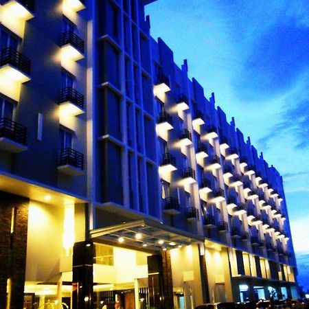 Orchardz Hotel Ayani ポンティアナック エクステリア 写真