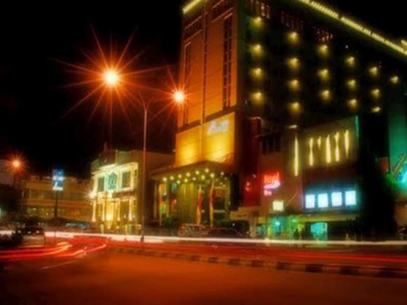 Orchardz Hotel Ayani ポンティアナック エクステリア 写真